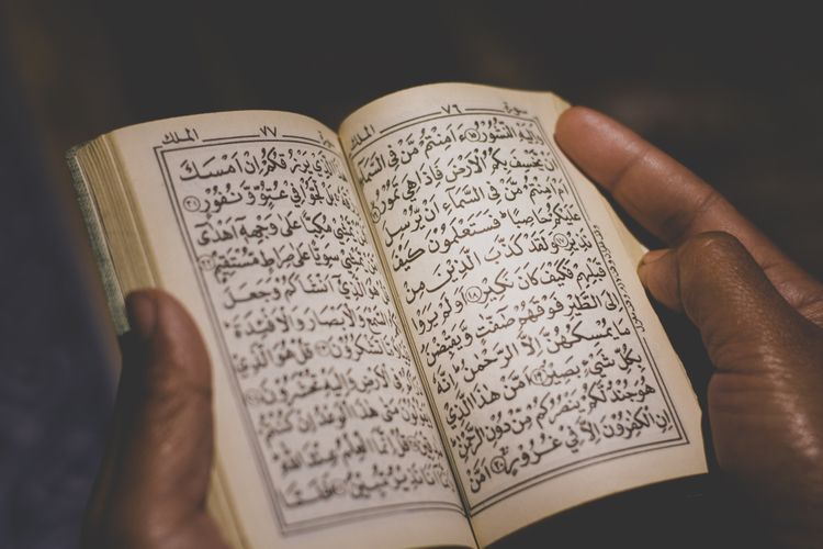 Keutamaan Baca Al Kahfi Ayat 1 10 Di Malam Jumat Atau Hari Jumat Bacaan Surat Dalam Bahasa Arab Indonesia Berita Diy