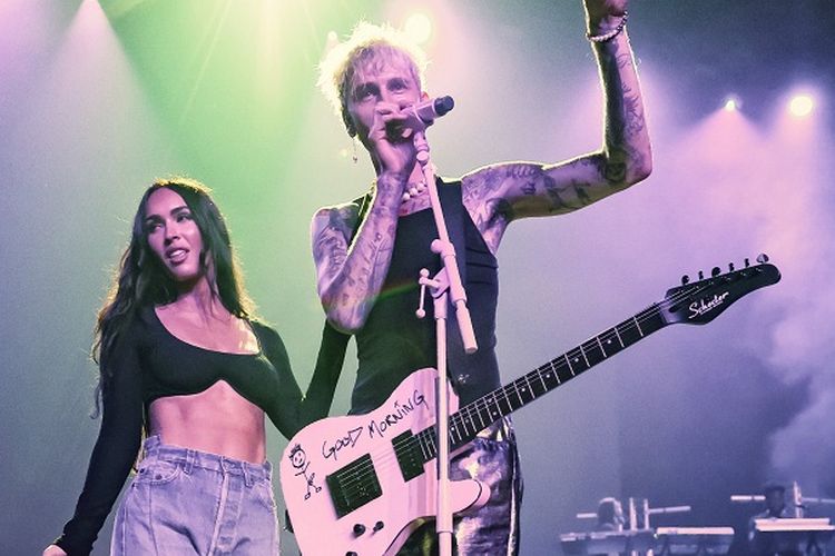 Megan Fox Temani Pacarnya Machine Gun Kelly Bernyanyi Di Konser Indy 500 Merokok Di Atas Panggung Kabar Wonosobo