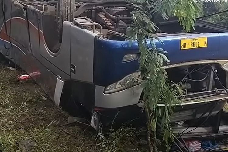 Kecelakaan Beruntun Bus Sugeng Rahayu Bus Sumber Selamat Dengan Truk Di Saradan Kabupaten Madiun Sinar Jateng