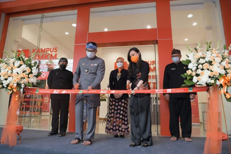 Resmikan Kampus Umkm Shopee Ekspor Ridwan Kamil Cetak 100 Ribu Eksportir Tahun Depan Galamedia News<script async src=
