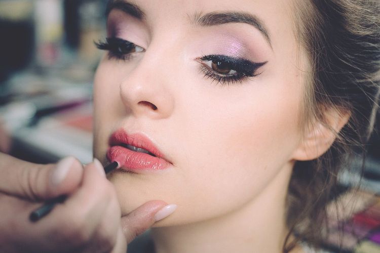 Girls Hindari Hal Hal Ini Agar Makeup Tetap Awet Dan Tahan Lama Kabar Banten<script async src=