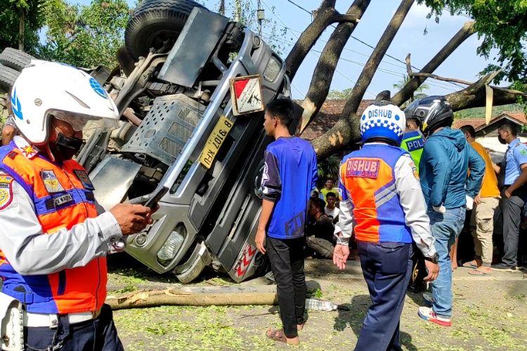 Evakuasi Kecelakaan Tunggal Truk Tangki Pembawa Semen Curah Butuh Crane