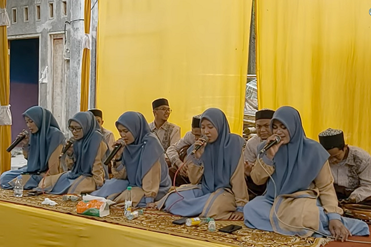 BACAAN Dan Lirik Sholawat Marhaban Ya Nurul 'Aini Marhaban Jaddal ...