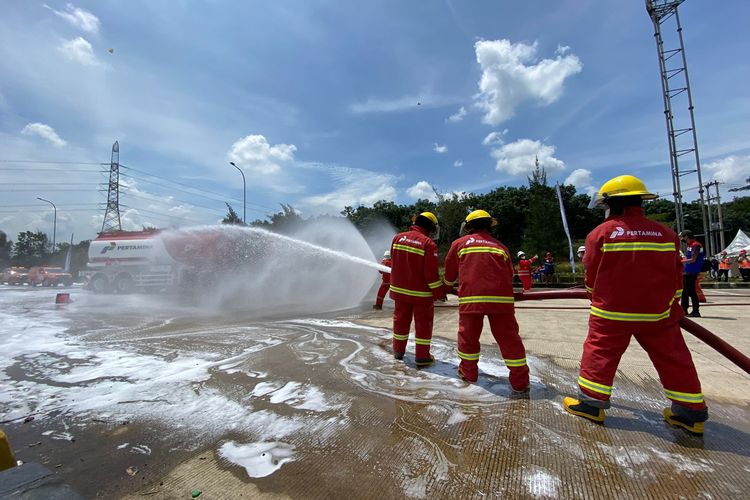 Tol Cipali Membara, Truk Tangki Pertamina Pengangkut Limbah B3 Terbakar ...