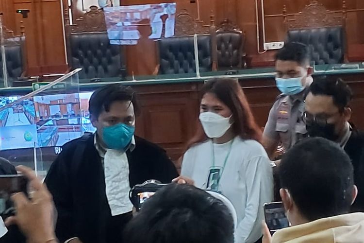 Hakim Vonis Bebas Stella Tak Terbukti Cemarkan Nama Baik Klinik L Viors Zona Surabaya Raya