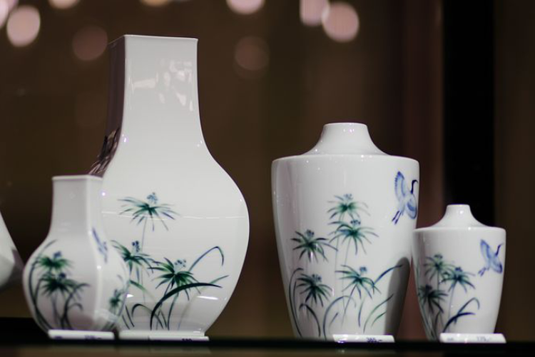 Gambar guci kendi vas bunga dan lain-lain adalah contoh gambar
