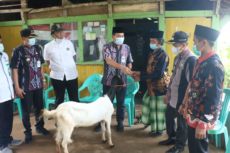 Baznas Dan Pemkab Jepara Bagikan Zakat Produktif Ke Sejumlah Warga