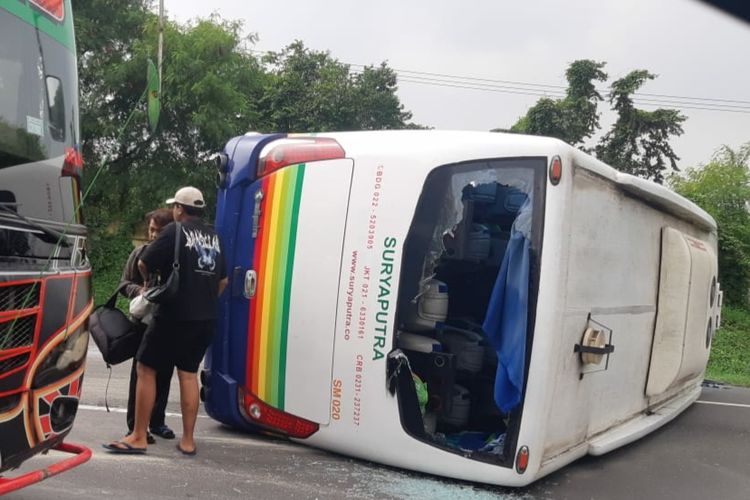 Bus Pariwisata Terguling Di Tol Jakarta-Cikampek, Sopir Mengantuk ...