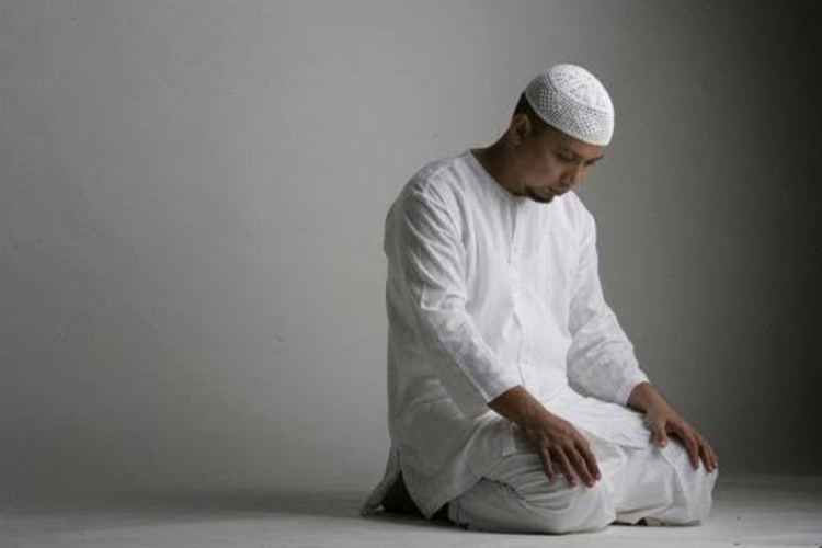 DOA Duduk Iftirasy Dan Artinya, Simak Bacaan Duduk Di Antara Dua Sujud ...