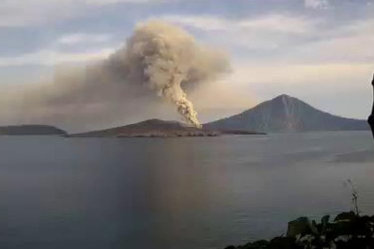 Gunung Anak Krakatau Kembali Erupsi, Semburkan Abu Vulkanik 300 Meter