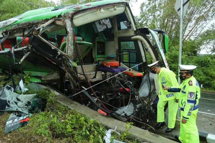 Kecelakaan, Bus Pariwisata Dari Sukoharjo Menuju Bantul, 13 Orang ...