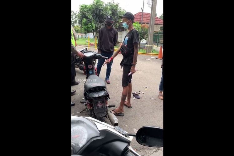 Don’t accept being ticketed, the driver at Kiaracondong, Bandung, breaks his own motorbike while getting angry