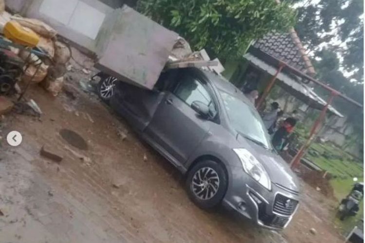 Ditinggal Ziarah, Mobil Tertimpa Gapura TPU di Tangerang Hingga Ringsek, Begini Kronologinya - Media Jabodetabek
