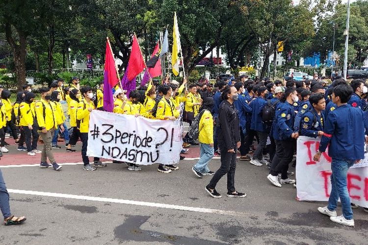 Naik Bus Rombongan Massa Aksi Mahasiswa Tiba Di Kawasan Patung Kuda Jakpus