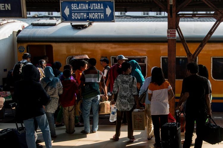 Hari Kedua Lebaran 2023, Stasiun Pasar Senen dan Stasiun Gambir Jakarta Masih Dipadati Penumpang