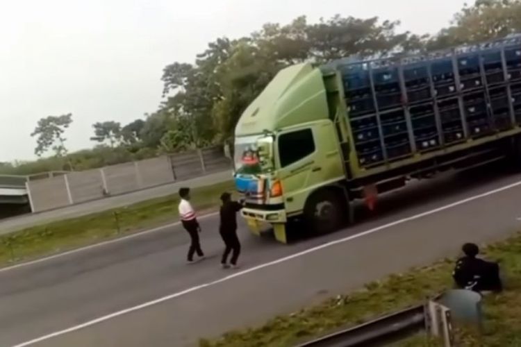 Viral Bocah Adang Truk Di Jalan Tol Tangerang-Merak Demi Konten, Pelaku ...