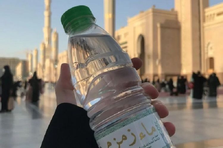 Keajaiban dan Khasiat Air Zamzam