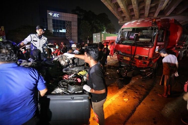 Penyebab Kecelakaan Maut Truk Pertamina Cibubur, 7 Dari 11 Korban ...