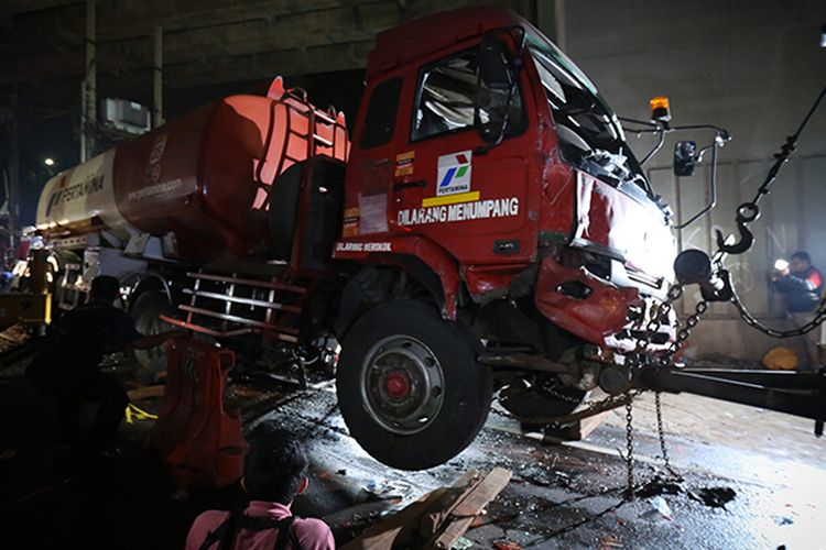 Kecelakaan Cibubur Truk Pertamina, Ini Kronologi, Update Jumlah Korban ...