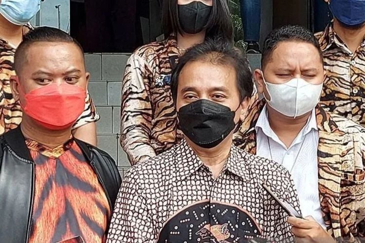 BREAKING NEWS! Mantan Menpora, Roy Suryo Jadi Tersangka Kasus Meme ...