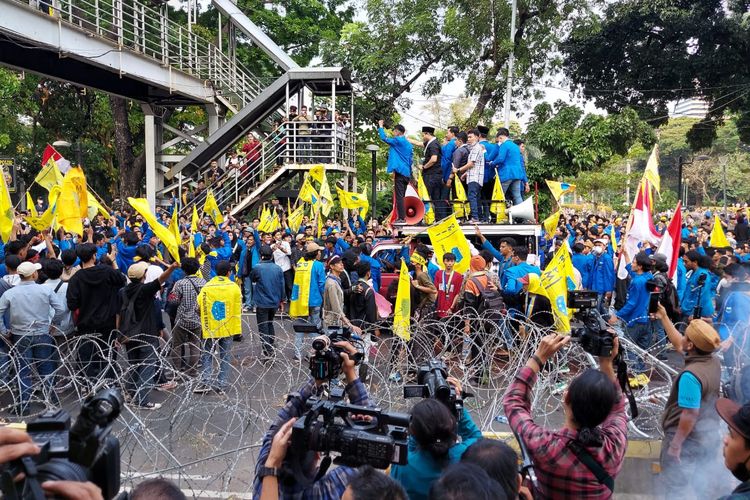 Demo Tolak Kenaikan BBM Di Patung Kuda Jakarta Sempat Ricuh Mahasiswa