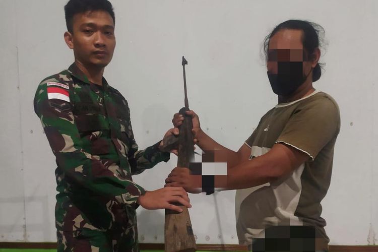 Warga Serahkan Senpi Rakitan Dan Amunisi Ilegal Ke Satgas Kodam Iiisiliwangi Di Maluku 6294