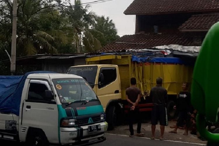 Truk Pengangkut Pasir Rem Blong Di Tasikmalaya, Mundur Dan Tabrak Truk ...