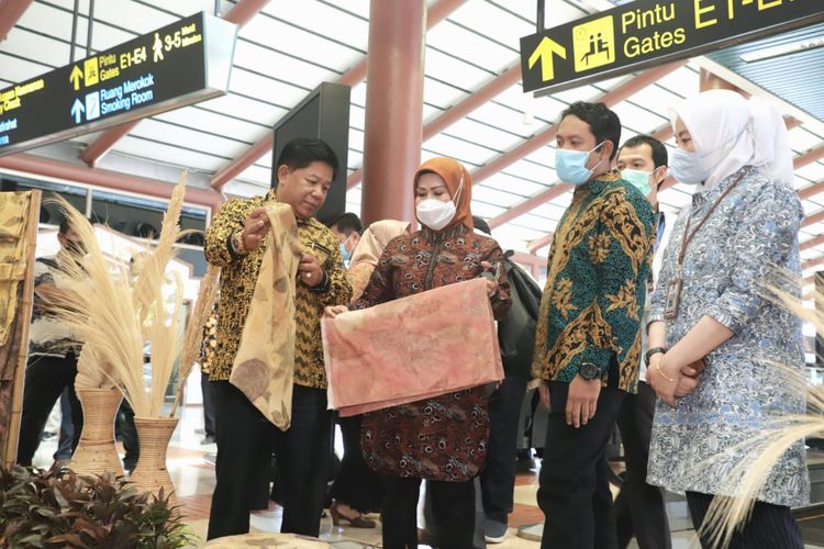 Pemkab Serang Pamerkan Batik Khas Kabupaten Serang di Bandara Soekarno