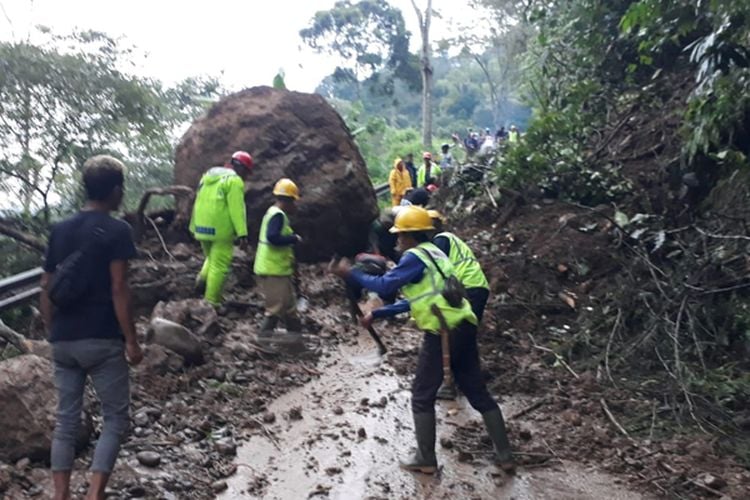 Jalur Ciwidey-Cidaun yang Sempat Longsor Sekarang Bisa Dilalui 1 Lajur