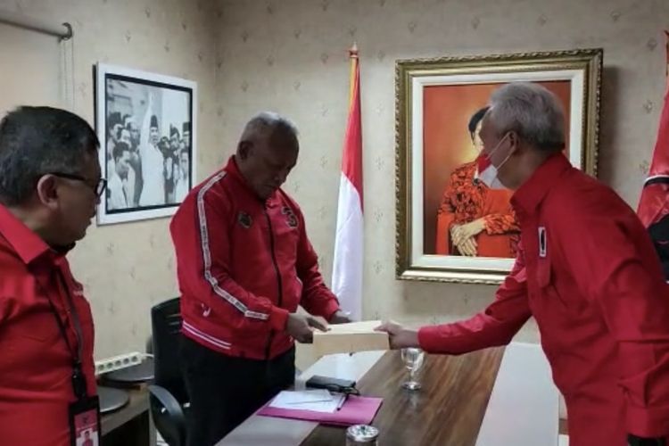 Klarifikasi Soal Kesiapan Maju Capres, Ganjar Pranowo Serahkan Map Cokelat