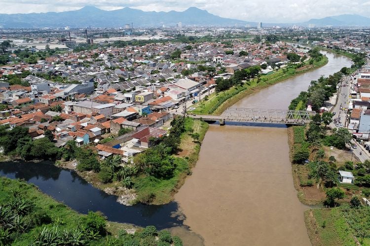 Membesihkan Citarum Jangan Hanya di Aliran Utama, Sampah Masih Ngabugbrug di Anak Sungai