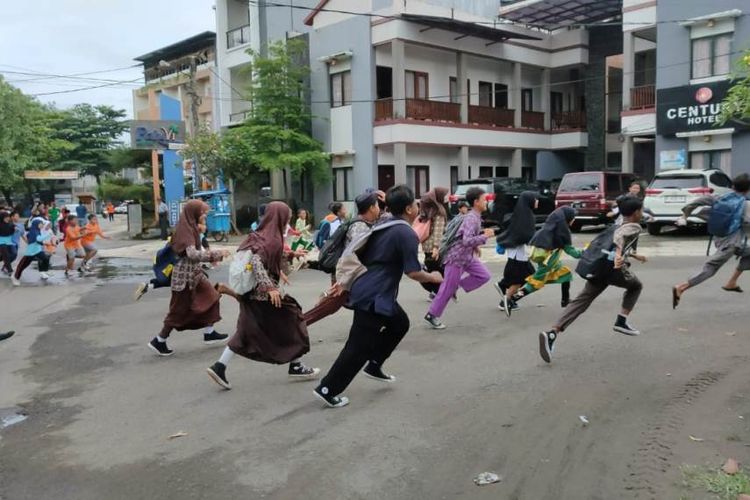 Simulasi Gempa Tsunami Diikuti Puluhan Warga dan Pelajar, BPBD: Rambu-rambu Jalur Evakuasi di Pangandaran