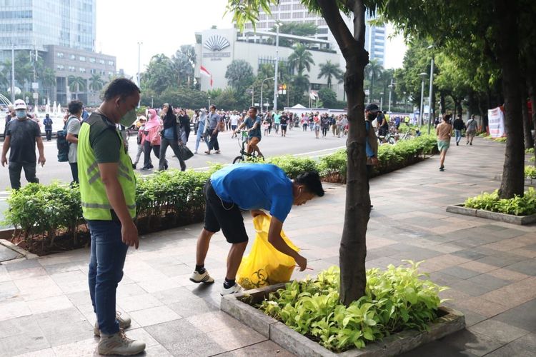 Pemprov DKI OTT Pelaku Buang Sampah Sembarangan di CFD Sudirman-Thamrin