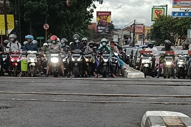FOTO Aksi Nekat Pengendara Motor Lawan Arah Saat Nunggu Kereta Melintas di Pintu Perlintasan KA Garuda Bandung