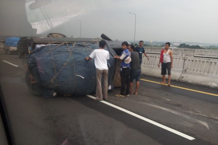 Hati-hati Ada Kecelakaan Pick Up Terguling di Tol Layang MBZ KM 40 Sore Ini