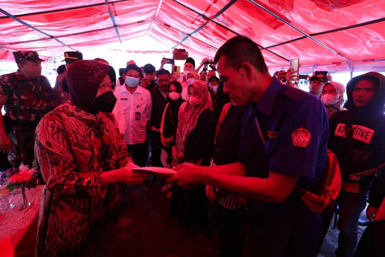 Kunjungi Korban Banjir Sukabumi, Mensos Risma Serahkan Santunan dan Modal Usaha untuk Ahli Waris