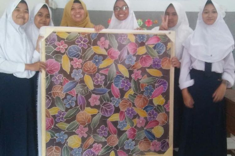 Kepala Sekolah SMP Cimahi Kenalkan Cara Membatik Sederhana Gunakan Gutha Tamarin sebagai Perintang Warna