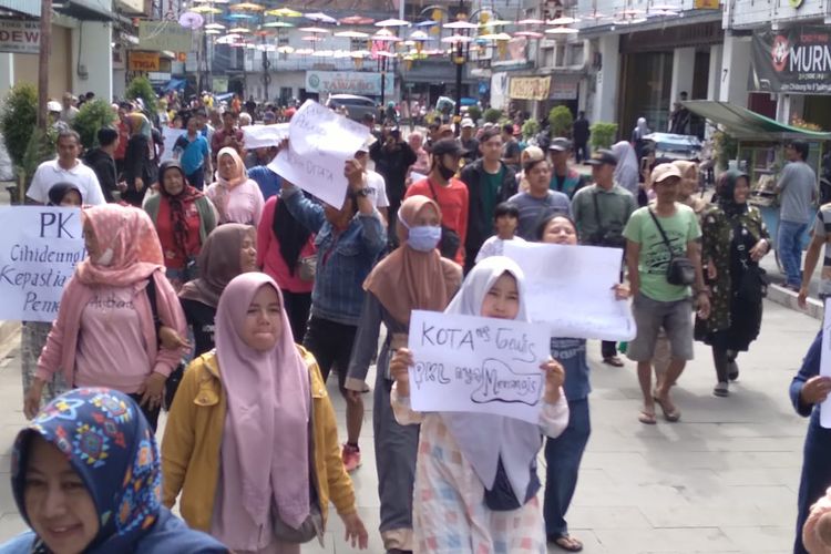 Tak Kunjung Ada Kejelasan Berjualan Ratusan Pkl Cihideung Kota Tasik Demo Di Kawasan Pedestrian