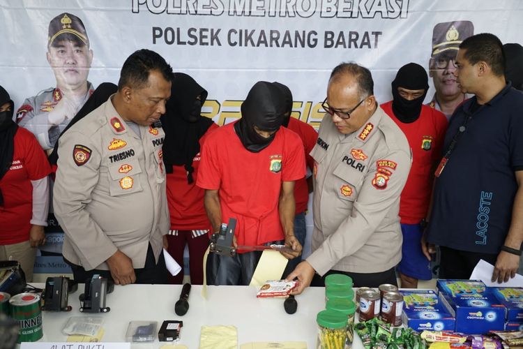 Polisi Ringkus 6 Orang Pelaku Penjual Makanan dan Kosmetik Kedaluarsa di Bekasi