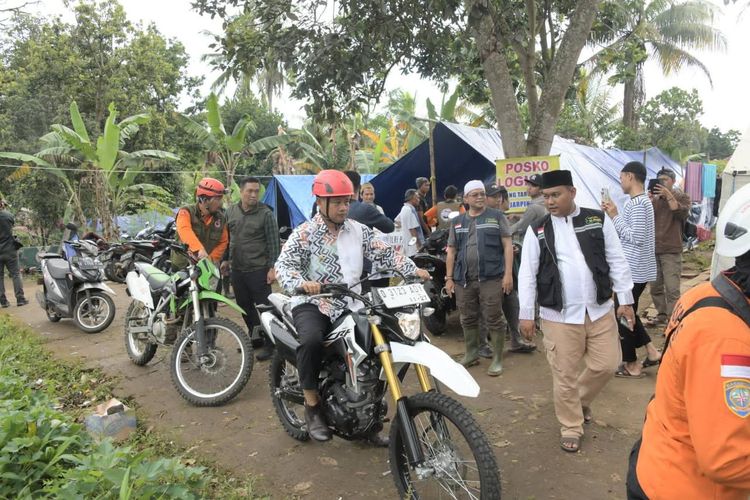 Tinjau Lokasi dengan Motor, Wagub Jawa Barat Minta Kyai dan Santri Bantu Warga Cianjur Pasca Gempa