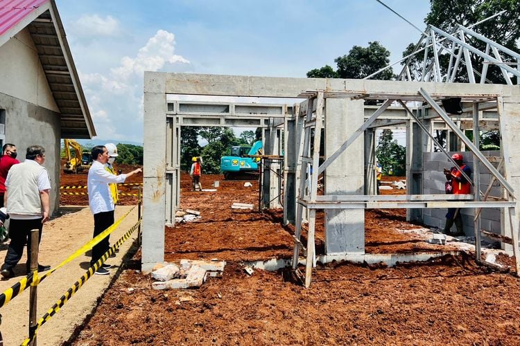 Presiden Jokowi Tinjau Pembangunan Rumah Tahan Gempa di Cilaku Cianjur