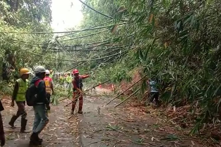 Petugas Bersihkan Sisa Longsoran di Jalur Soreang-Ciwidey