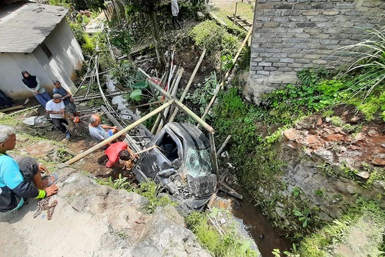 Sopir Diduga Mengantuk, Mobil Pick Up Pengangkut Sayur Terjun ke Jurang di Kabupaten Bandung Barat