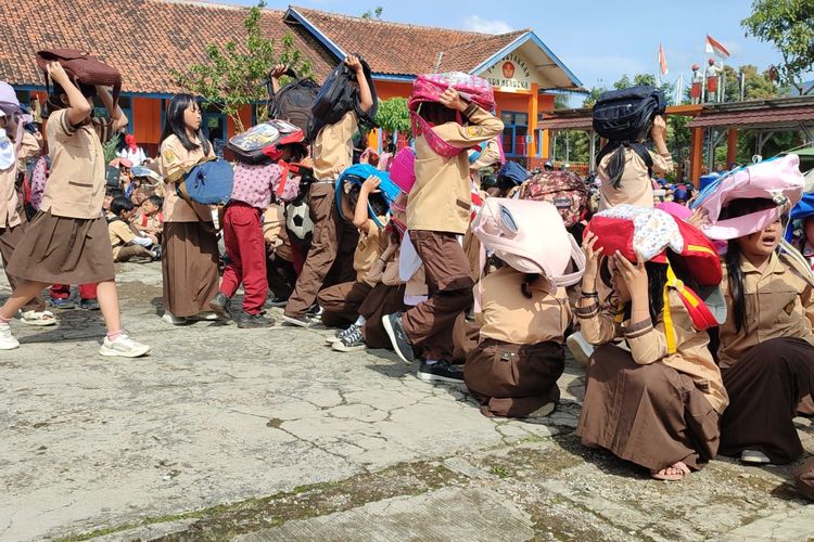 SD Di Bandung Barat Gelar Simulasi Kesiapsiagaan Bencana, Dosen ITB ...