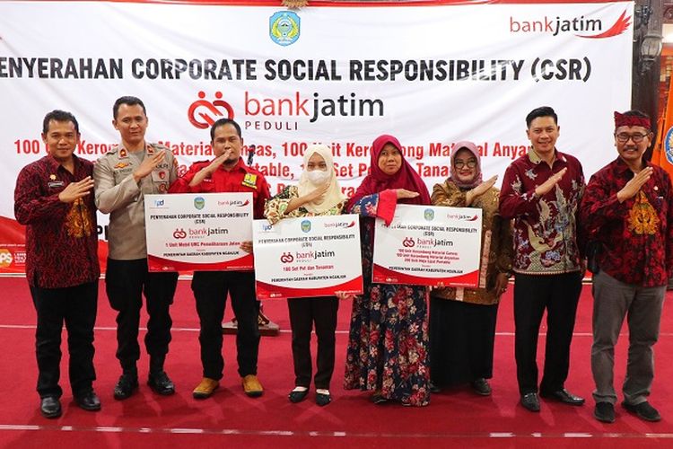 Bank Jatim Serahkan CSR kepada Pemerintah Kota Blitar dan Pemerintah