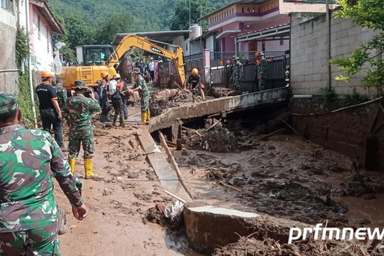 Cerita Warga Saat Banjir Bandang Terjang Desa Sawahdadap Sumedang Sabtu Lalu