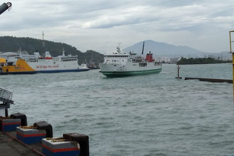 Hendak Naik Kapal, Mobil Jatuh ke Laut di Pelabuhan Merak Banten