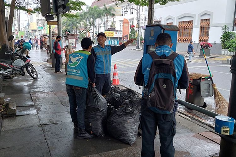 Pemkot Bandung Gerak Cepat Bersihkan Sisa Sampah Malam Tahun Baru