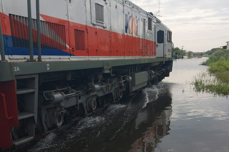 Perjalanan KA Mulai Berangsur Normal Seiring Surutnya Banjir di Semarang