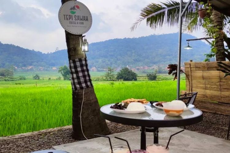 Tepi Sawah Coffee And Food Cafe Mungil Nuansa Alam Pedesaan Berlatar Sawah Dan Bukit Hijau 